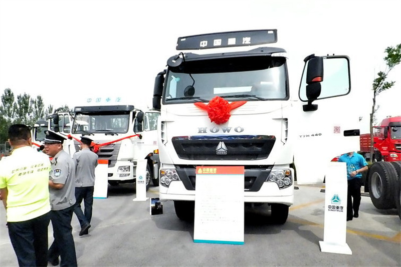 中国重汽 HOWO T7H重卡 440马力 6X4 国四牵引车(ZZ4257V324HD1B)