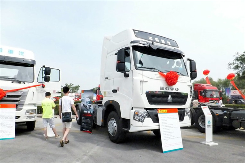 中国重汽 HOWO T7H重卡 440马力 6X4 国四牵引车(ZZ4257V324HD1B)