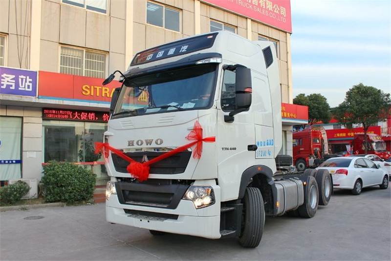 中国重汽 HOWO T7H重卡 440马力 6X2R 国四牵引车(缓速器)(ZZ4257V323HD1)