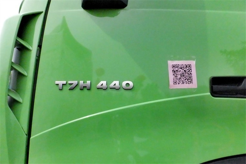 中国重汽 HOWO T7H重卡 440马力 6X2 国四牵引车(绿色后提升桥)(ZZ4257V323HD1)