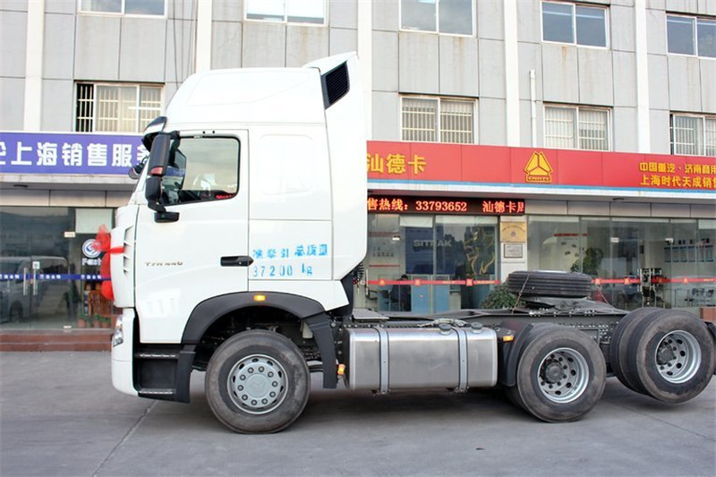 中国重汽 HOWO T7H重卡 440马力 6X2 国五牵引车(九气囊)(ZZ4257V323HE1)