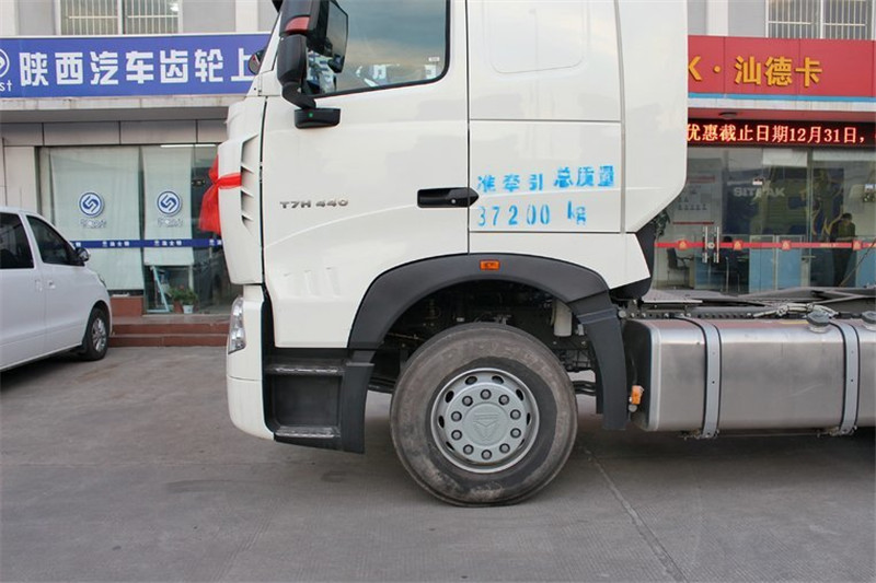 中国重汽 HOWO T7H重卡 440马力 6X2 国五牵引车(九气囊)(ZZ4257V323HE1)