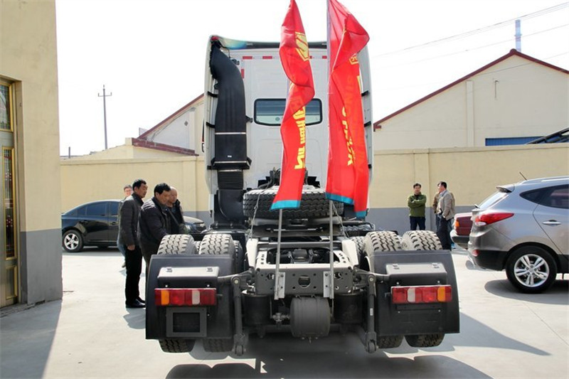 中国重汽 HOWO T7H重卡 440马力 6X2 国四牵引车(九气囊)(ZZ4257V323HD1)