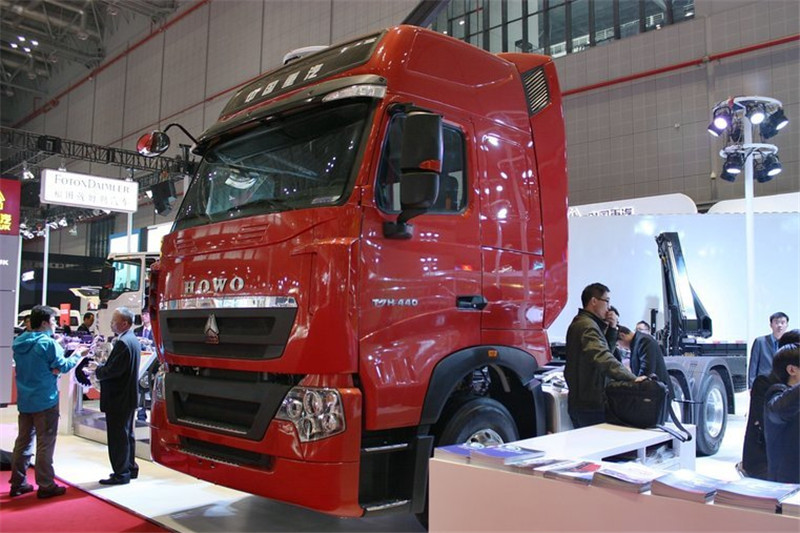 中国重汽 HOWO T7H重卡 440马力 6X4 国五牵引车(ZZ4257V324HE1B)