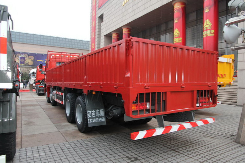 中国重汽 豪瀚J7B重卡 轻量化版 340马力 8X4 9.5米 国五栏板载货车(ZZ1315N4666E1)