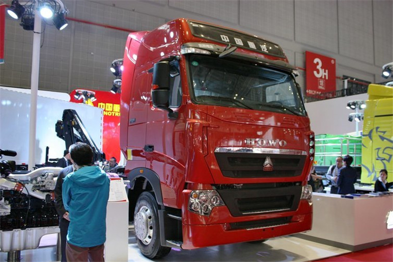 中国重汽 HOWO T7H重卡 360马力 6X2 国四危险品牵引车(ZZ4257V323HD1W)(高顶)