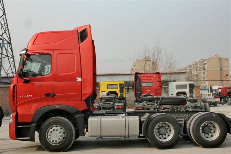 中国重汽 HOWO T7H重卡 320马力 6X2 国四危险品牵引车(ZZ4257V323HD1W)(高顶)