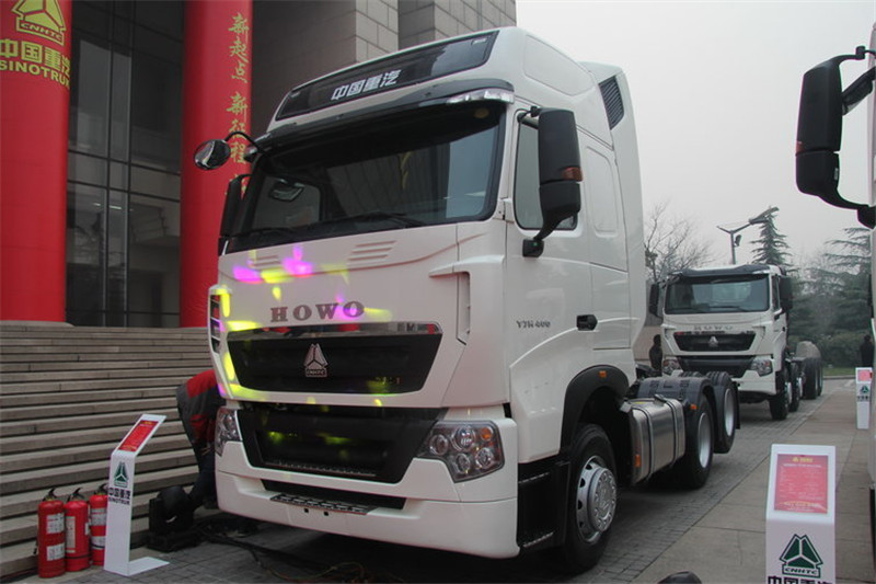 中国重汽 HOWO T7H重卡 360马力 6X2 国四危险品牵引车(ZZ4257V323HD1W)