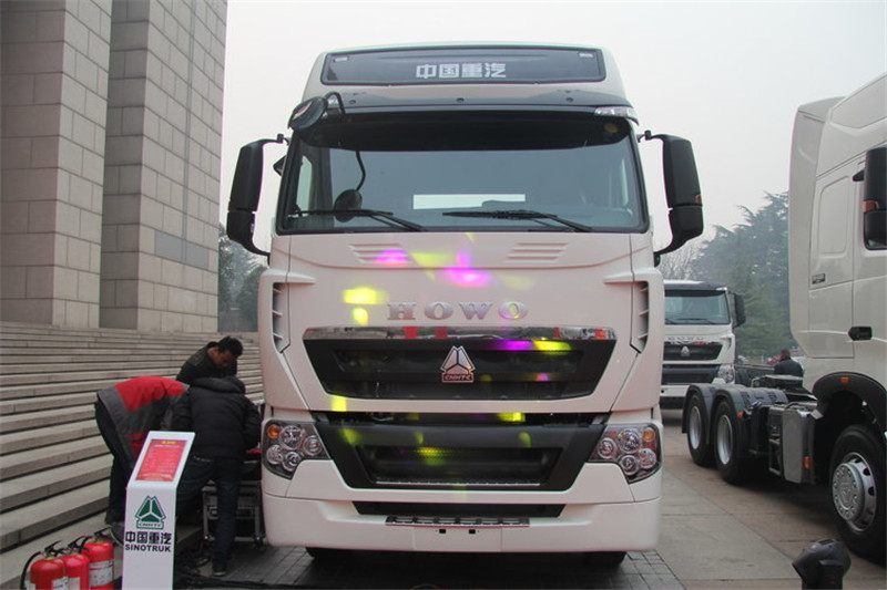 中国重汽 HOWO T7H重卡 360马力 6X2 国四危险品牵引车(ZZ4257V323HD1W)