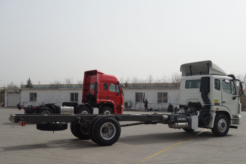 中国重汽 豪瀚J5G中卡 206马力 4X2 国四厢式载货车底盘(ZZ5165XXYG5613D1B)