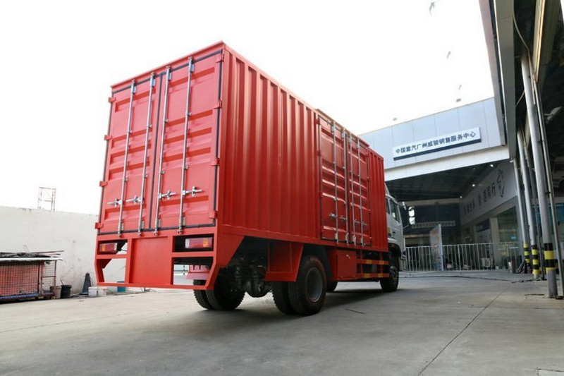 中国重汽 豪瀚J5G中卡 复合版 210马力 4X2 9.6米 国五厢式载货车(ZZ5185XXYH7113E1)
