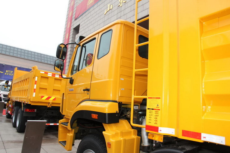 中国重汽 豪瀚J7B 复合版 380马力 8X4 6.8米 国五自卸车(ZZ3315N3066E1)
