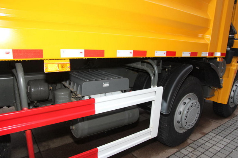 中国重汽 豪瀚J7B 复合版 380马力 8X4 6.8米 国五自卸车(ZZ3315N3066E1)