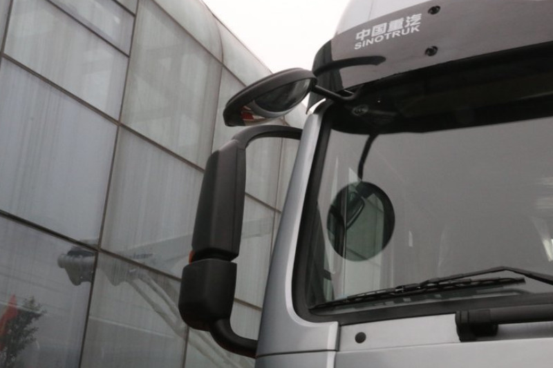 中国重汽 豪瀚J7G重卡 430马力 6X4 国五LNG牵引车(速比3.7)(ZZ4255N3847E1L)