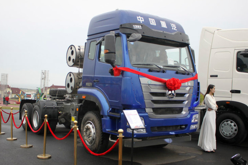 中国重汽 豪瀚J7G重卡 430马力 6X4 国五LNG牵引车(ZZ4255N3847E1L)