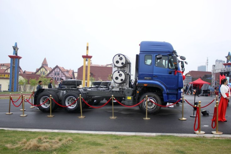 中国重汽 豪瀚J7G重卡 430马力 6X4 国五LNG牵引车(ZZ4255N3847E1L)
