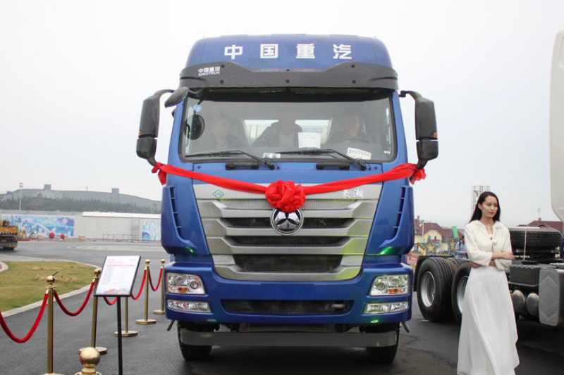 中国重汽 豪瀚J7G重卡 430马力 6X4 国五LNG牵引车(ZZ4255N3847E1L)