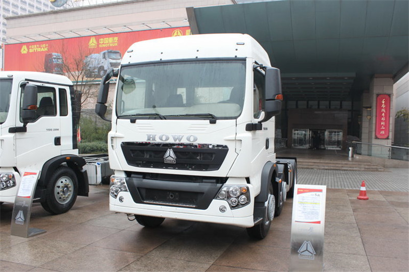 中国重汽 HOWO T5G重卡 340马力 6X2 国五牵引车(ZZ4257N25CGE1)