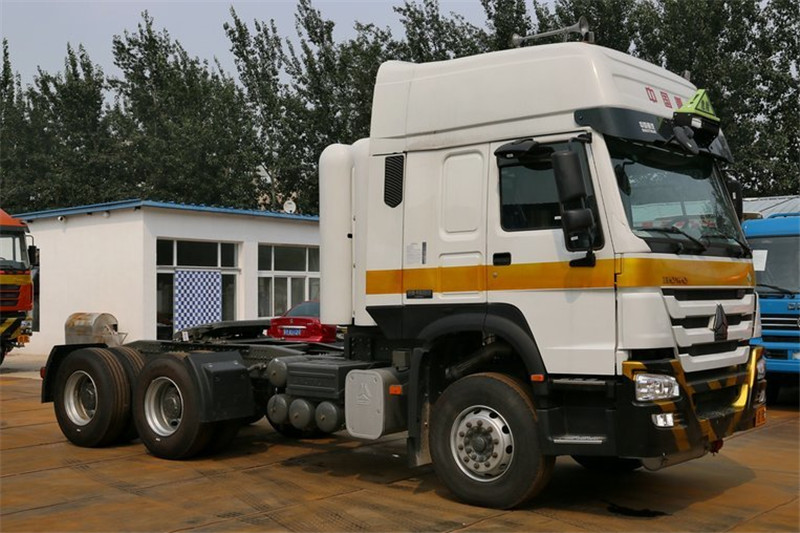 中国重汽 HOWO重卡 380马力 6X4 国五CNG牵引车(天然气运输车)(ZZ4257N3847E1CB)