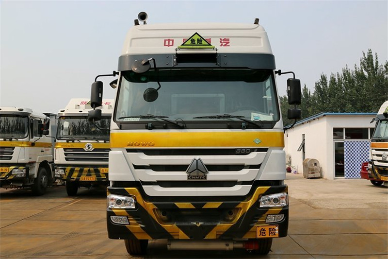 中国重汽 HOWO重卡 380马力 6X4 国五CNG牵引车(天然气运输车)(ZZ4257N3847E1CB)