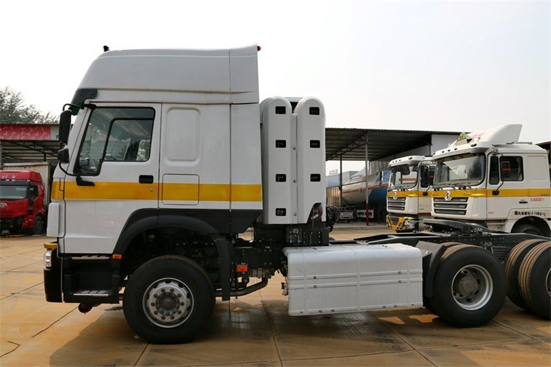 中国重汽 HOWO重卡 380马力 6X4 国五CNG牵引车(天然气运输车)(ZZ4257N3847E1CB)