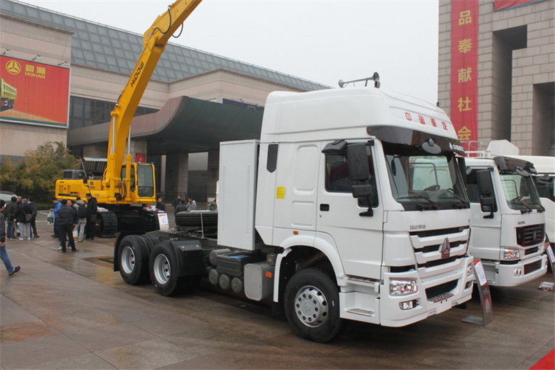 中国重汽 HOWO重卡 380马力 6X4  国五LNG牵引车(ZZ4257N3847E1LB)