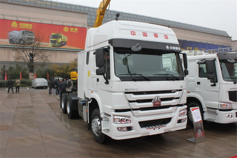 中国重汽 HOWO重卡 380马力 6X4  国五LNG危险品牵引车(ZZ4257N3847E1LW)