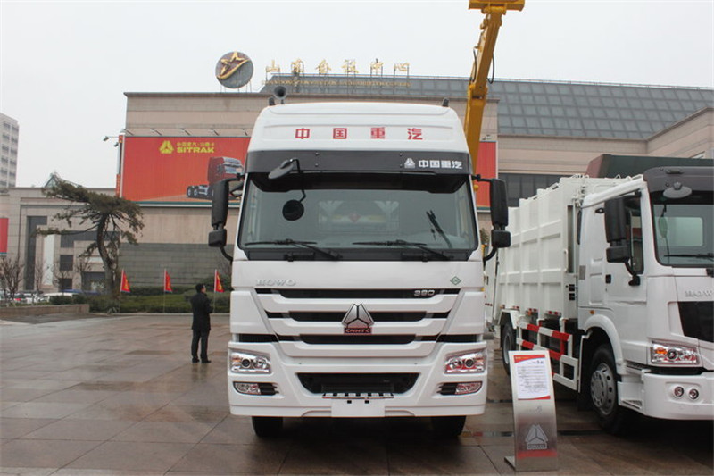 中国重汽 HOWO重卡 380马力 6X4  国五LNG危险品牵引车(ZZ4257N3847E1LW)