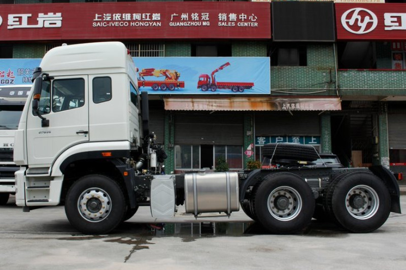 中国重汽 豪瀚J7G重卡 轻化量版 340马力 6X2R 国五牵引车(ZZ4255N27C6E1)