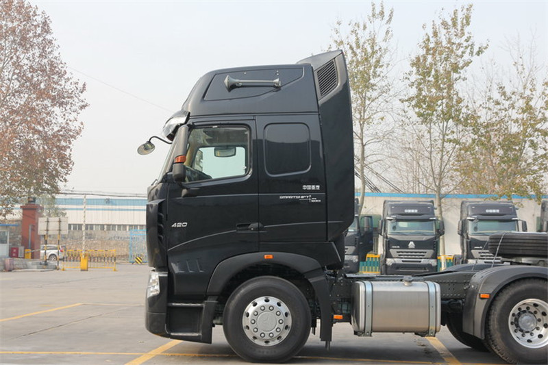 中国重汽 豪沃A7 重卡 420马力 6X4 国四牵引车(ZZ4257V3247P1B)