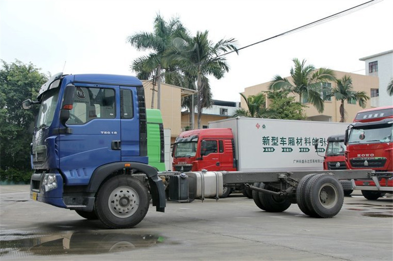 中国重汽 HOWO T5G中卡 180马力 4X2 国四排半厢式载货车底盘(ZZ1167H501GD1)