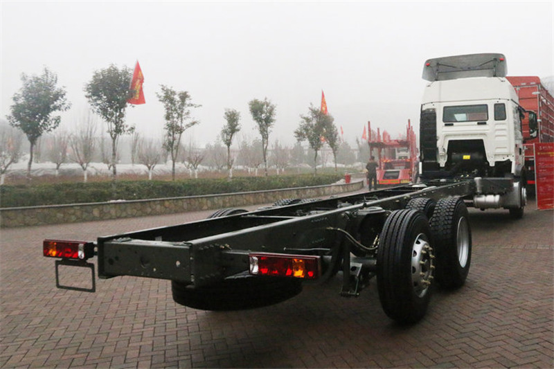 中国重汽 HOWO T5G重卡 340马力 4X2 国五中置轴载货车(ZZ5177XXYM601GE1)