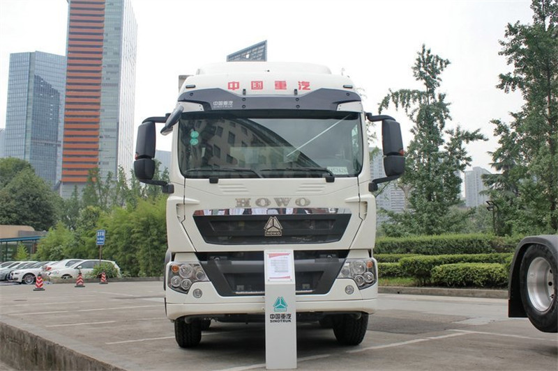 中国重汽 HOWO T5G重卡 340马力 8X4 9.5米 国五厢式载货车(ZZ5317XXYN466GE1)