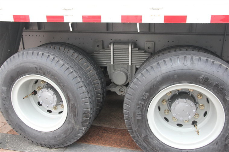 中国重汽 HOWO T5G重卡 310马力 8X4 9.5米 国五仓栅载货车(ZZ5317CCYN466GE1)底盘图片