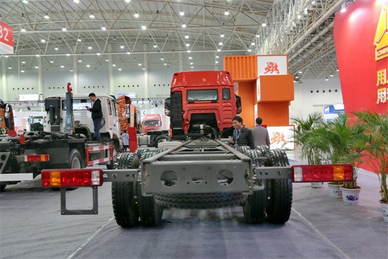 中国重汽 HOWO T5G重卡 310马力 8X4 9.5米 国四仓栅载货车底盘(ZZ5317CCYN466GD1)