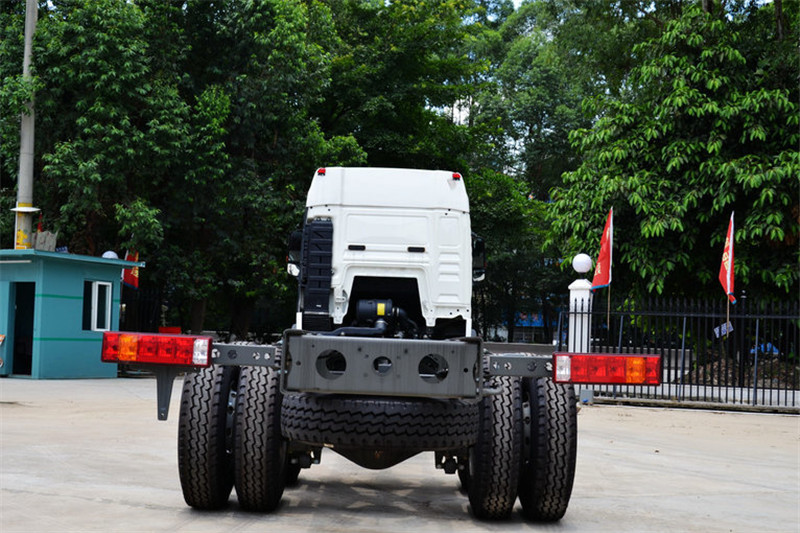 中国重汽 HOWO T5G重卡 280马力 8X4 9.5米 国四载货车底盘(ZZ1317M466GD1)