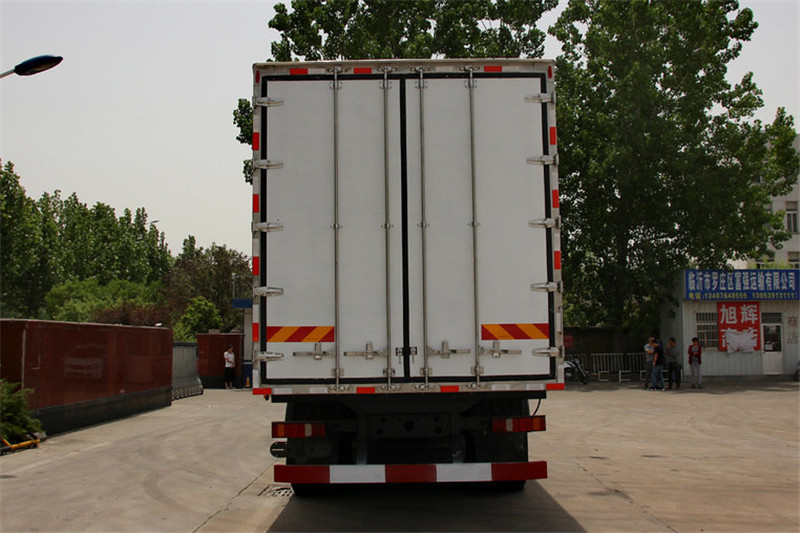 中国重汽 HOWO T7H重卡 400马力 8X4 9.5米 国四厢式载货车(ZZ5317XXYN466MD1B)