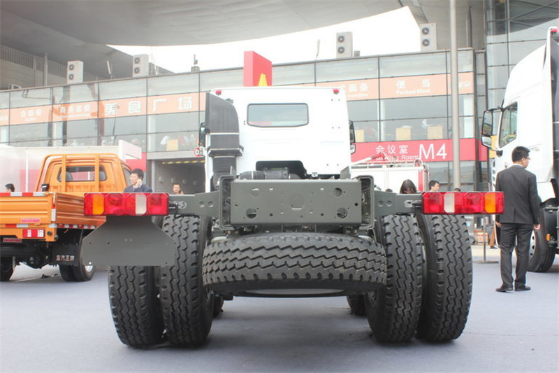 中国重汽 HOWO-T7H重卡 400马力 8X4 国四混凝土搅拌车(底盘)(ZZ1317V326HD1)