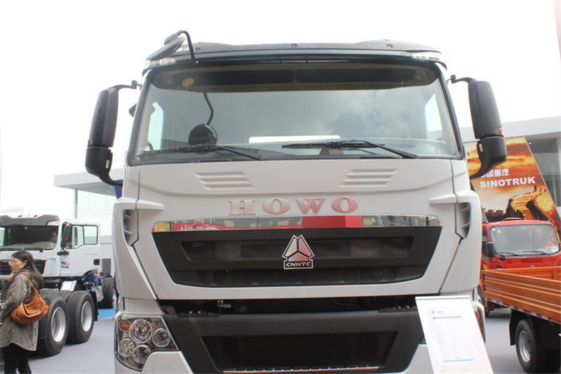 中国重汽 HOWO-T7H重卡 400马力 8X4 国四混凝土搅拌车(底盘)(ZZ1317V326HD1)