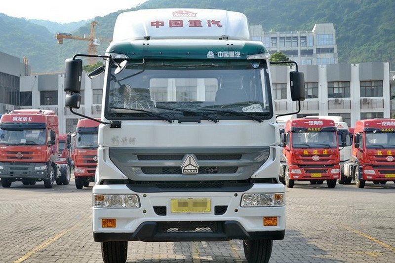 中国重汽 新黄河C5B中卡 220马力 4X2 国五 牵引车(ZZ4184K3616D1)