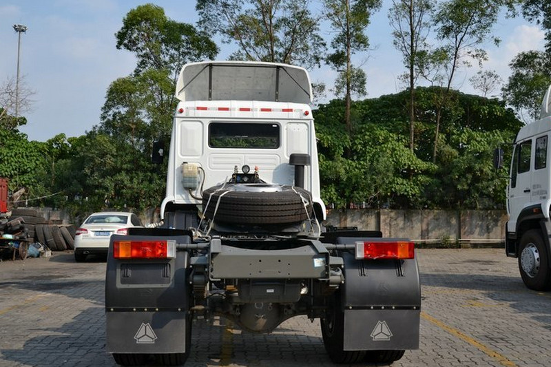 中国重汽 新黄河C5B中卡 220马力 4X2 国五 牵引车(ZZ4184K3616D1)