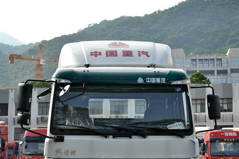 中国重汽 新黄河C5B中卡 220马力 4X2 国五 牵引车(ZZ4184K3616D1)