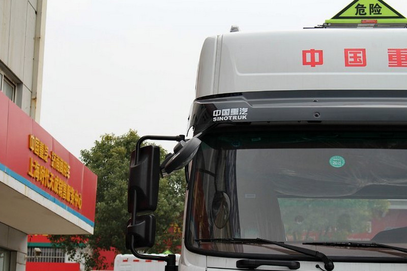 中国重汽 斯太尔D7B重卡 380马力 6X4 国五危险品牵引车(ZZ4253N3241E1NW)