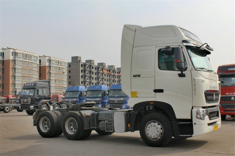 中国重汽 HOWO T7H重卡 440马力 6X4 国四牵引车(手自一体)(ZZ4257V324HD1B)