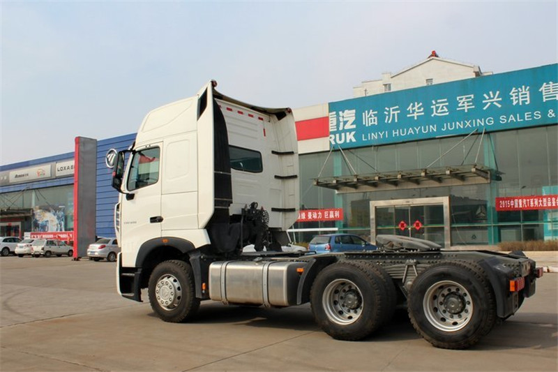 中国重汽 HOWO T7H重卡 440马力 6X4 国四牵引车(手自一体)(ZZ4257V324HD1B)