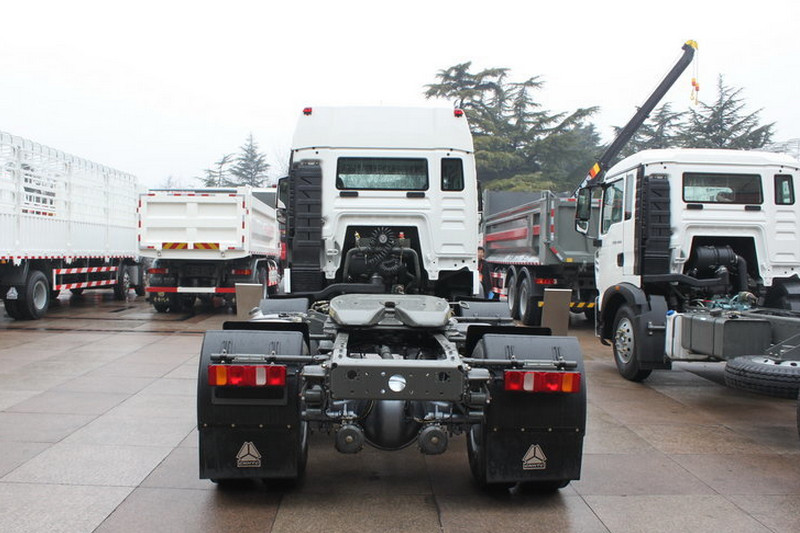 中国重汽 斯太尔M5G重卡 340马力 6X2 国五 危化品牵引车(ZZ4253N27C1E1NW)
