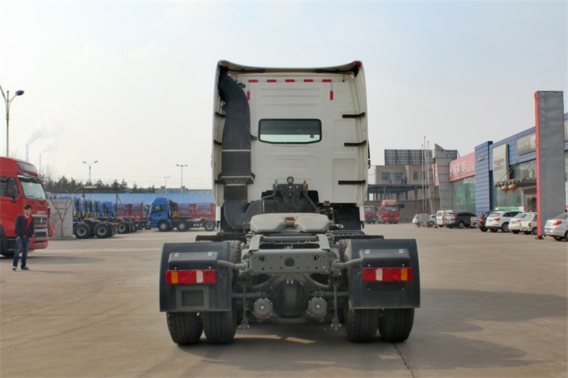 中国重汽 HOWO T7H重卡 360马力 6X4 国四危险品牵引车(高顶)(16档)(ZZ4257V324HD1W)