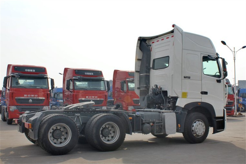 中国重汽 HOWO T7H重卡 440马力 6X4 国四危险品牵引车(高顶)(16档)(ZZ4257V324HD1W)