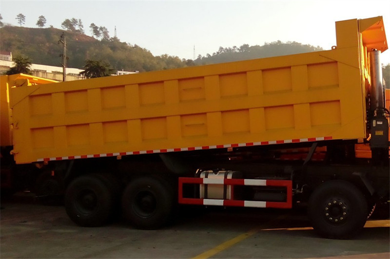 三环十通 御龙重卡 290马力 8X4 6.8米 国四自卸车(STQ3314L16Y4B14)