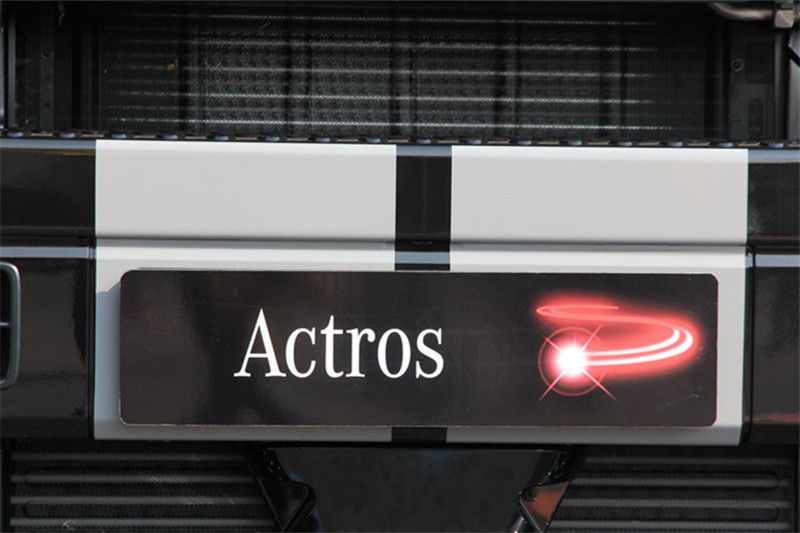 奔驰 Actros重卡 440马力 6X2R 国四牵引车(黑曜石)(后提升桥)(型号2644)